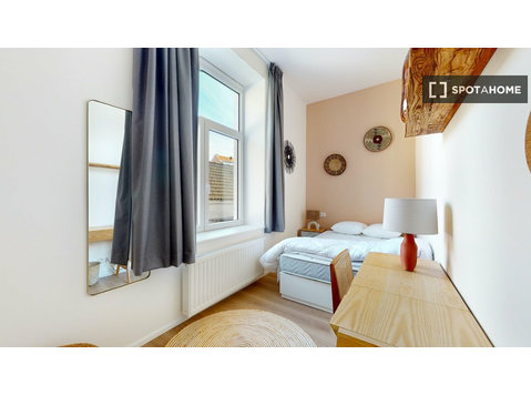 Habitación en piso compartido de 24 habitaciones en… - Alquiler