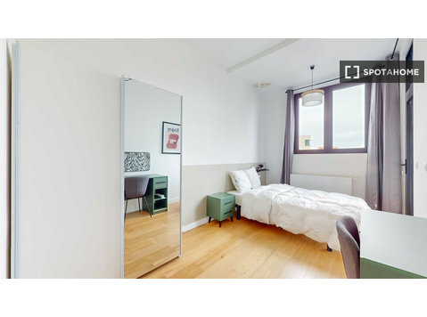 Room in shared 5-bedroom flat for rent in Plasky - เพื่อให้เช่า