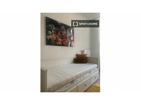 Room in shared flat for rent in Squares, Brussels - For Rent
