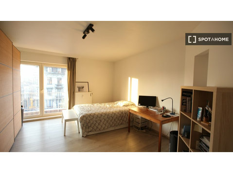 Woeste, Brüksel'de kiralık paylaşımlı dairede oda - Kiralık
