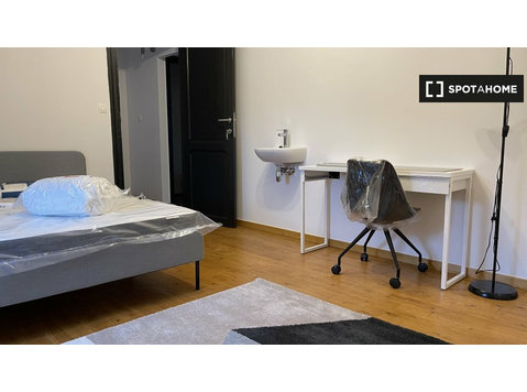 Zimmer zu vermieten in 5-Zimmer-Wohnung in… - Zu Vermieten