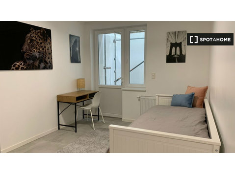 Quartos para alugar em casa com 10 quartos em Etterbeek,… - Aluguel