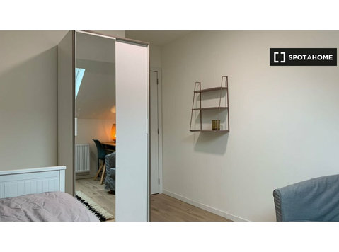 Zimmer zu vermieten in 10-Zimmer-Haus in Etterbeek, Brüssel - Zu Vermieten