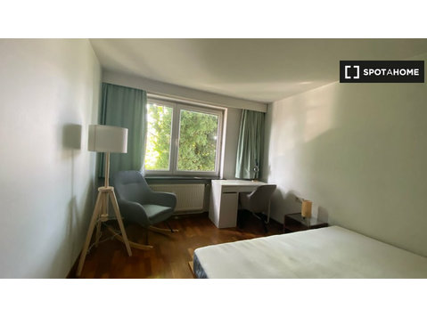 Chambres à louer dans un appartement de 2 chambres à… - À louer