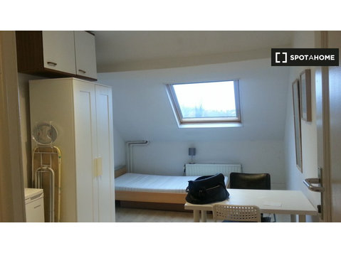 Pokoje do wynajęcia w 3-pokojowym mieszkaniu w Anderlecht,… - Do wynajęcia