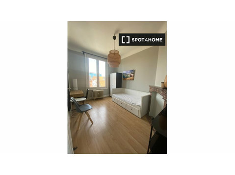 Rooms for rent in 3-bedroom apartment in Brussels - Til leje