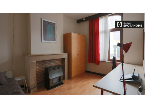 Chambres à louer dans une maison de 5 chambres à Ixelles,… - À louer