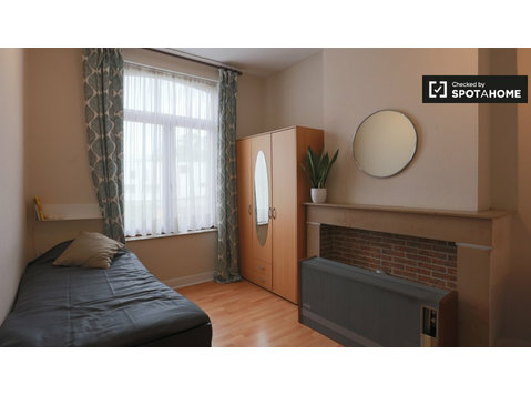 Zimmer zu vermieten in 5-Zimmer-Haus in Ixelles, Brüssel - Zu Vermieten