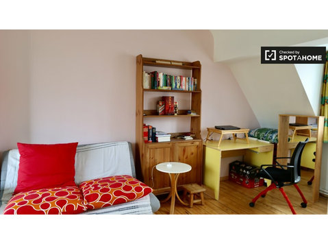Rooms for rent in 5-bedroom house in Schaerbeek, Brussels -  வாடகைக்கு 