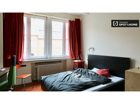 Rooms for rent in 5-bedroom house in Schaerbeek, Brussels - For Rent