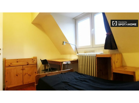 Rooms for rent in 5-bedroom house in Schaerbeek, Brussels -  வாடகைக்கு 