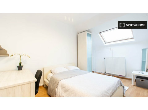 Rooms for rent in 8-bedroom apartment in Anderlecht - Annan üürile