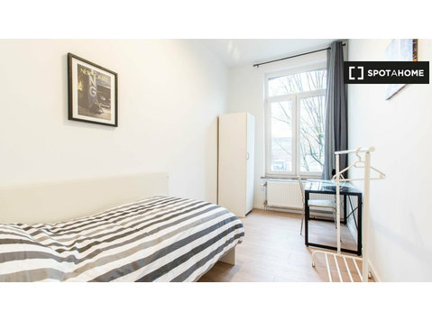 Rooms for rent in 8-bedroom apartment in Anderlecht - Annan üürile