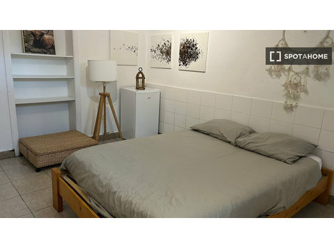 Zimmer zu vermieten in 8-Zimmer-Wohnung in Anderlecht - Zu Vermieten