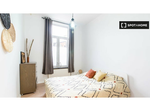 Zimmer zu vermieten in 8-Zimmer-Wohnung in Anderlecht - Zu Vermieten