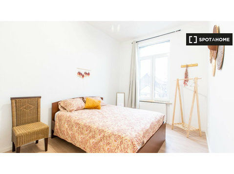 Rooms for rent in 8-bedroom apartment in Anderlecht - For Rent