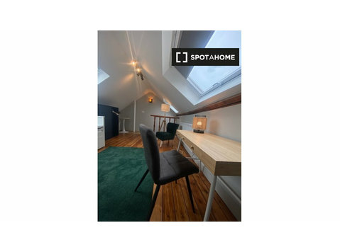 Zimmer zu vermieten in 8-Zimmer-Wohnung in Brüssel - Zu Vermieten