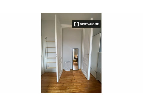 Zimmer zu vermieten in 8-Zimmer-Wohnung in Brüssel - Zu Vermieten