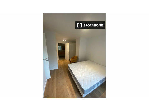 Zimmer zu vermieten in Haus mit 8 Schlafzimmern in Brüssel - Zu Vermieten