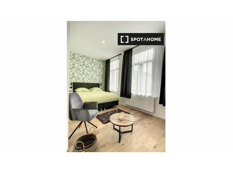 Pokoje do wynajęcia w domu z 8 sypialniami w Schaerbeek w… - Do wynajęcia