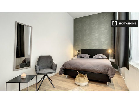 Brüksel, Schaerbeek'te 8 yatak odalı evde kiralık odalar - Kiralık