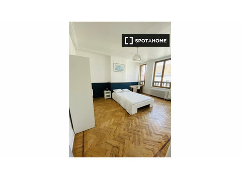 Saint-Gilles, Brüksel'de 9 yatak odalı evde kiralık odalar - Kiralık