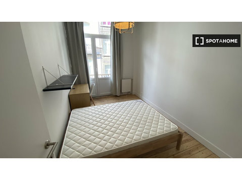 Rooms in modern 10-bedroom house in Center, Brussels - השכרה