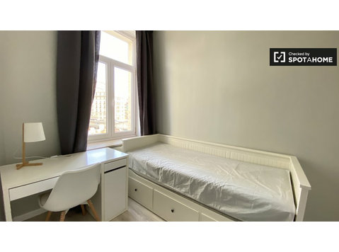 Quarto espaçoso em apartamento de 4 quartos, Bairro Europeu - Aluguel