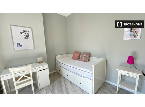 Camera spaziosa in appartamento con 4 camere da letto,… - In Affitto