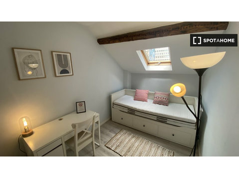 Przestronny pokój w apartamencie z 4 sypialniami, Dzielnica… - Do wynajęcia