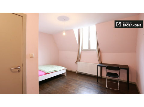 Spacious room for rent in 3-bedroom apartment in Center. - De inchiriat