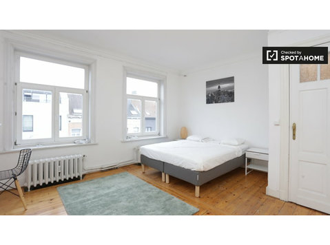 Spacious room for rent in Etterbeek, Brussels - De inchiriat