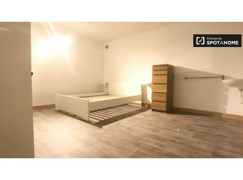 Spacious room in 2-bedroom apartment Brussels city center -  வாடகைக்கு 