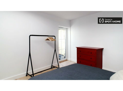 Spacious room in 3-bedroom apartment in Etterbeek, Brussels - For Rent