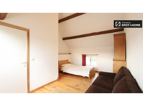 Wezembeek-Oppem'de 5 yatak odalı evde geniş oda - Kiralık