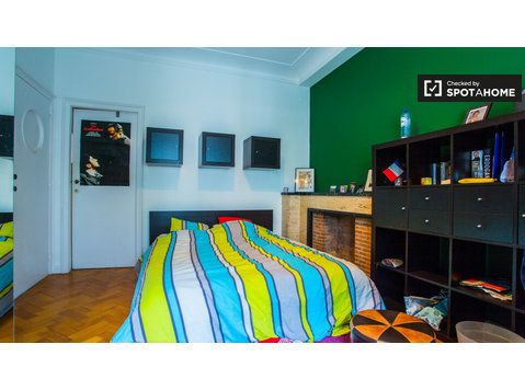 Geräumiges Zimmer in der Wohnung im Europaviertel, Brüssel - Zu Vermieten