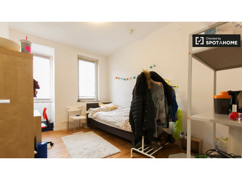 Amplia habitación en apartamento en Saint Guidon, Bruselas - Alquiler