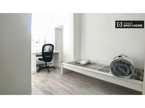 Amplia habitación en piso compartido en Schaerbeek - Alquiler