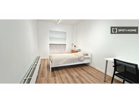 Studio bedroom for rent in a 6-bedroom apartment in Brussels - For Rent