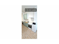 Studio bedroom for rent in a 6-bedroom apartment in Brussels - Annan üürile