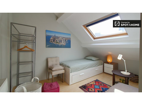 Sunny room in 2-bedroom apartment in Center, Brussels - For Rent