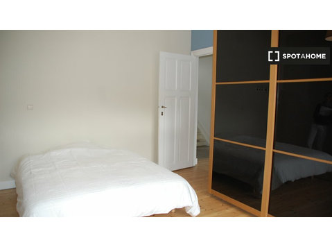 Ensolarado quarto em casa de 4 quartos em Etterbeek,… - Aluguel