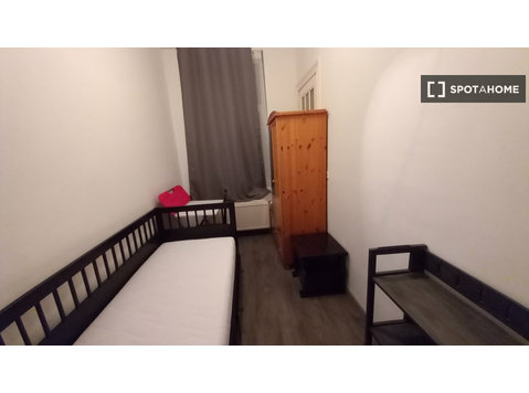 Sunny room in apartment in Schaerbeek, Brussels - For Rent