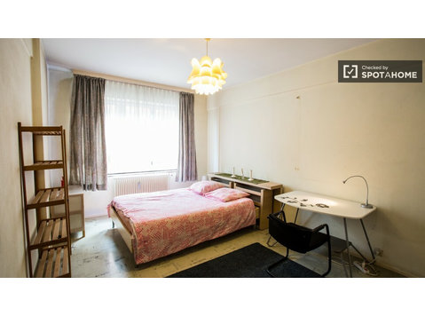 Sonniges Zimmer in einer Wohnung in Schaerbeek, Brüssel - Zu Vermieten