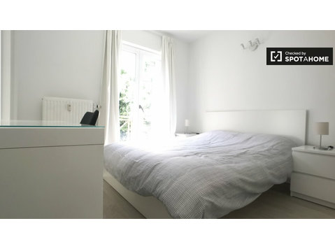 Tidy room in 3-bedroom apartment in Center, Brussels - For Rent