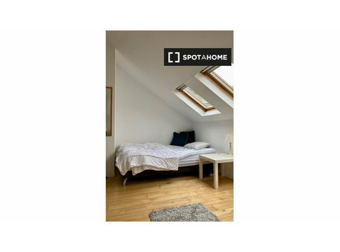 Ixelles, Brüksel'de 3 yatak odalı dairede geleneksel oda - Kiralık