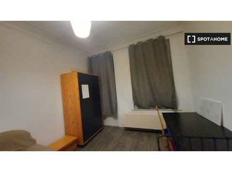 Einladendes Zimmer in einer Wohnung in Schaerbeek, Brüssel - Zu Vermieten