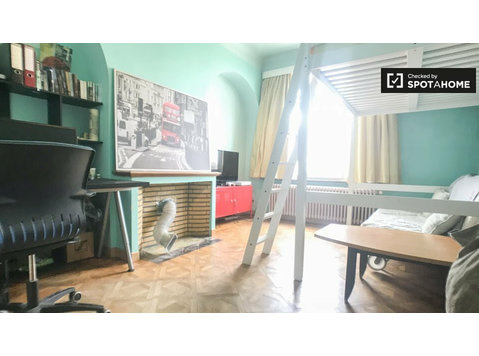Gut möbliertes Zimmer in 3-Zimmer-Wohnung in Forest, Brüssel - Zu Vermieten