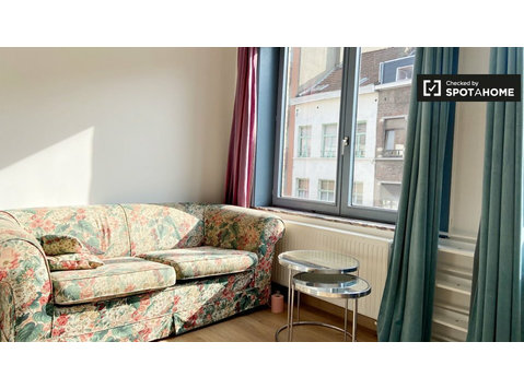 Mieszkanie z 1 sypialnią do wynajęcia w Schaarbeek w… - Mieszkanie