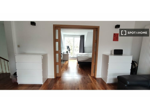 Big 2-bedroom flat to rent in Ixelles - شقق
